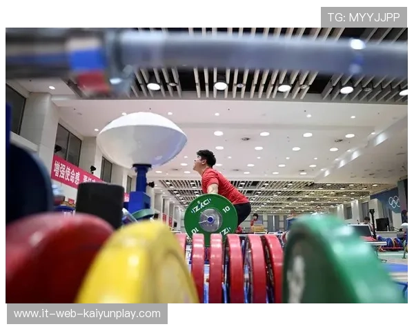 举重训练营设置专项恢复训练室，举重队训练视频